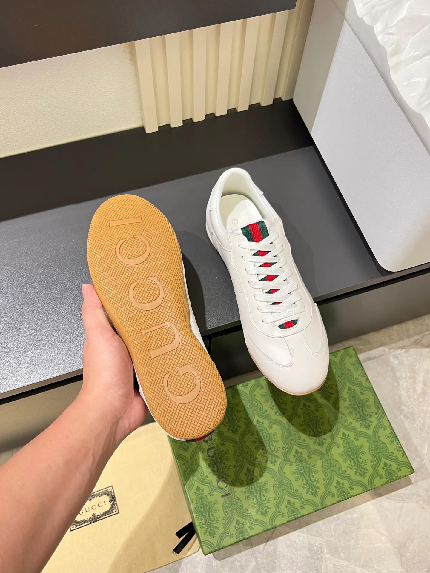 Men's shoes 💰p400 Gucci Shift series sports shoes, featuring lightweight thin sole design, suede + canvas + technical fabric splicing, perfect texture! The tongue and heel have red and green webbing, which is highly recognizable✨. The classic brown + off-white color scheme is retro and modern. The shell-toe shoe shape makes the feet smaller. It is perfect for daily wear or skirts and trousers. The upper fabric + elastic heel is easy to put on and take off, and the wrapping feeling is comfortable. It can be used for commuting and leisure. It has become one of Demna Gvasalia’s hottest items after taking over🔥. size: 38-45!